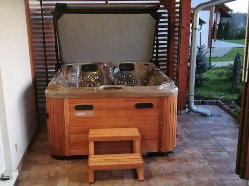 Vířivka LAMIA pod pergolou