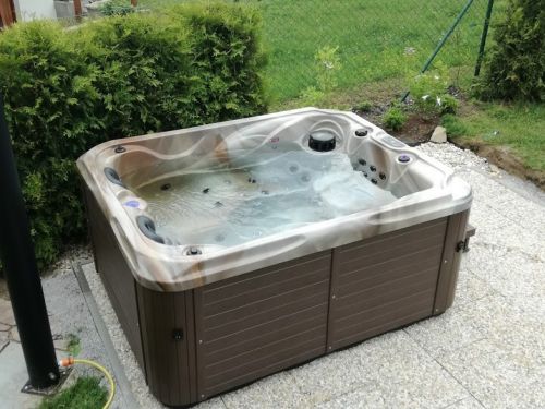 Vířivka pro dva na zahradě