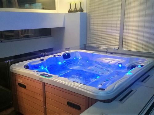 Vířivka NOMIA pro 5 osob