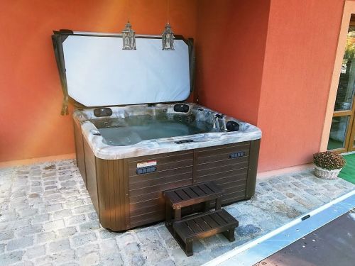 Vířivka NOMIA venku u domu