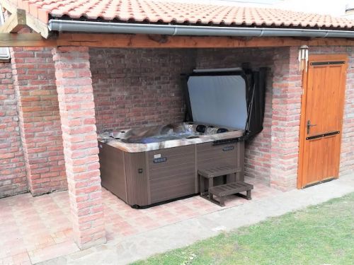 Vířivka XENA na zahradě Čáslav