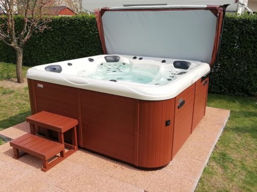 Vířivka na zahradě Praha