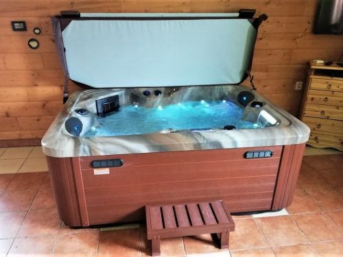 Vířivka MIRA pro 2 osoby na penzionu