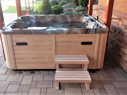 Vířivka XENA pod zahradní pergolou - Kolín