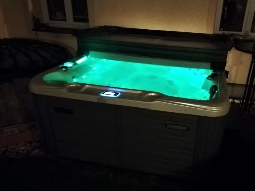 Vířivka v noci na zahradě