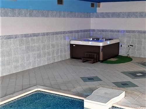 Vířivka ALCORA u bazénu