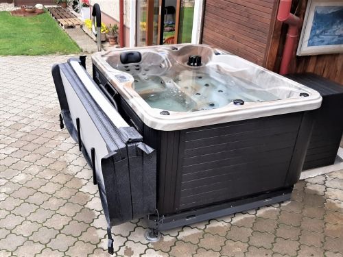 Vířivka XENA na zahradě Uničov