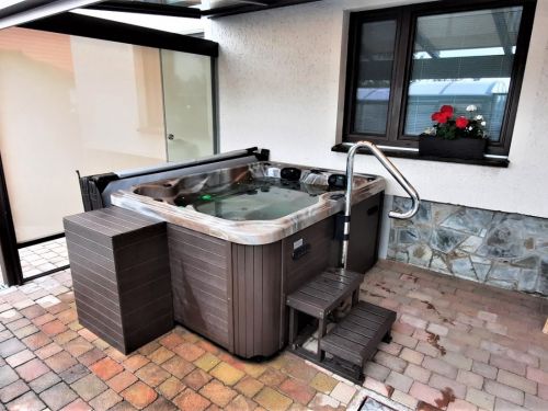 Venkovní vířivka XENA Choceň