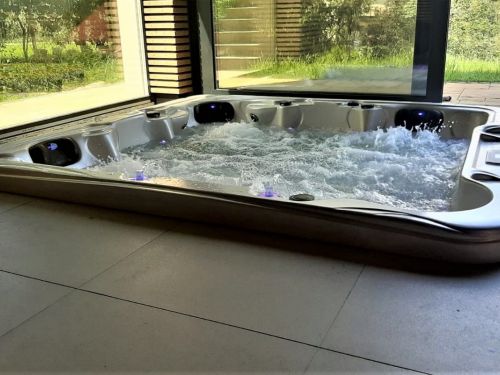 Vířivka NOMIA zapuštěná v podlaze Tišnov