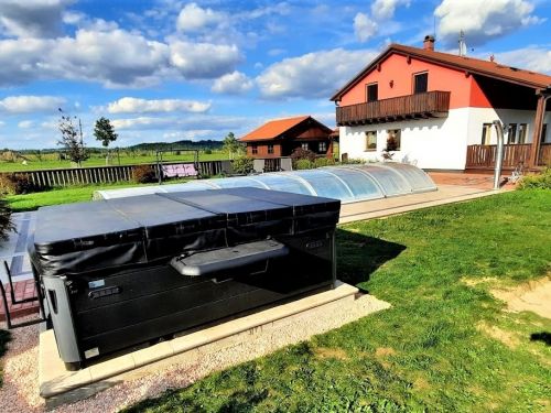 Vířivka GRAFIA u bazénu