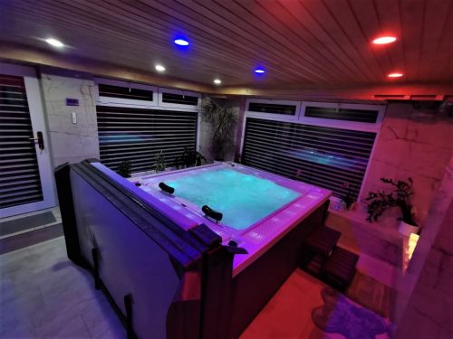 Vířivka SOFIA se světelnou terapií