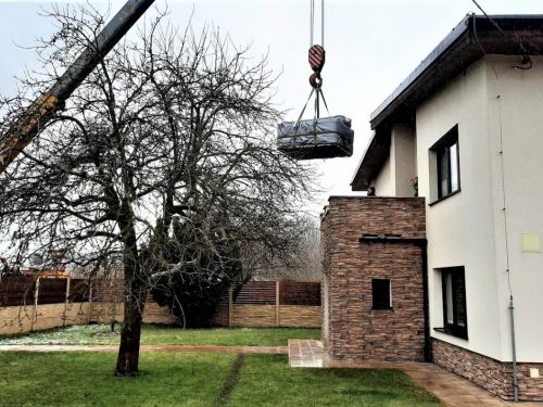 Instalace vířivky pomocí jeřábu