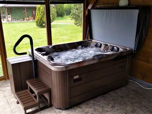 Vířivka XENA v zahradní pergole